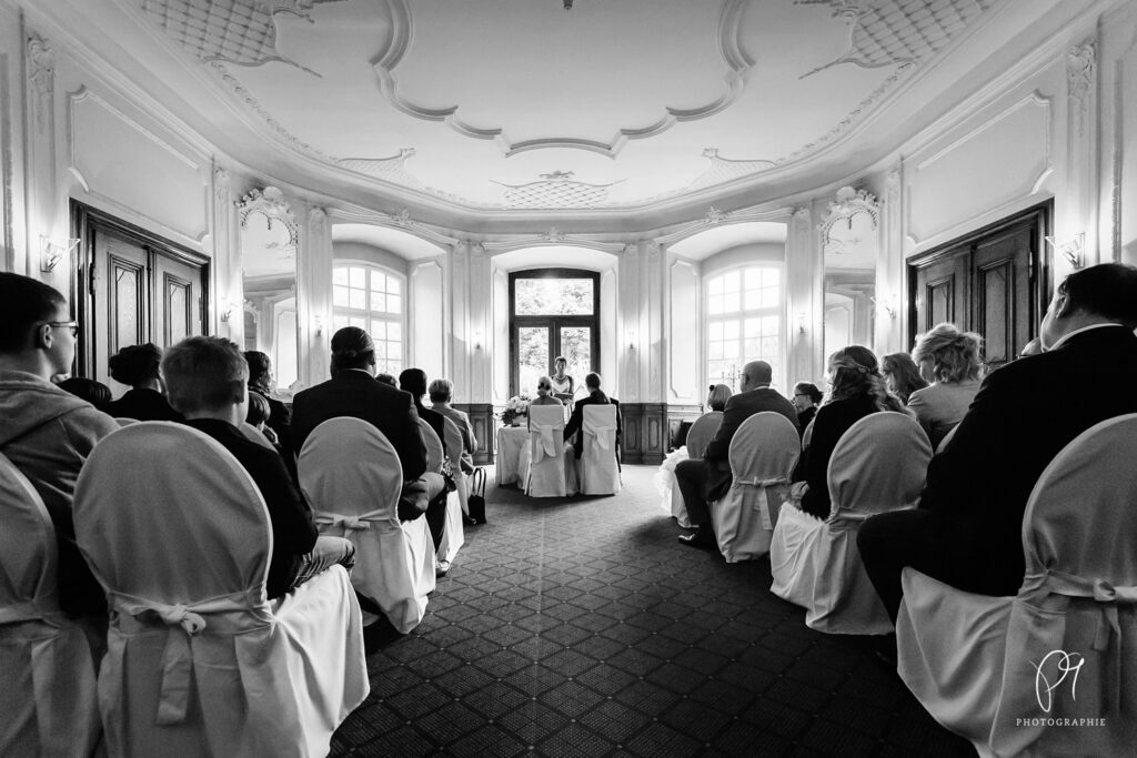 Ein Hochzeitsfoto aus dem Schloss Eicherhof in Leichlingen. Es zeigt den Trauungssaal. Dieses Foto ist ein Teil einer Hochzeitsreportage.
