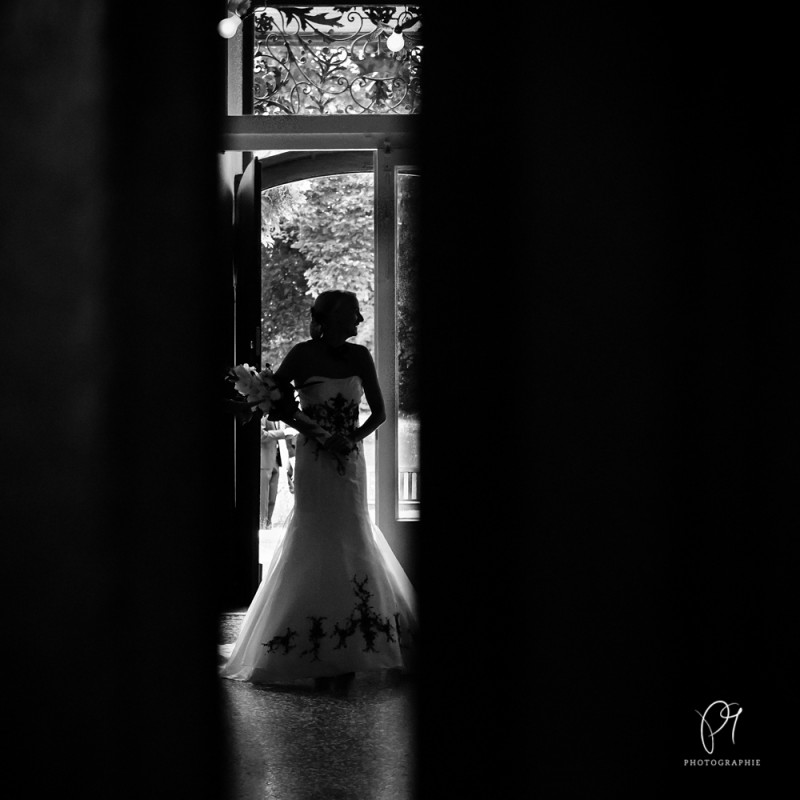 Ein flüchtiger Blick auf die Braut vor der Trauung! Die Hochzeit fand im Schloss Eicherhof in Leichlingen statt. Das Foto wurde mit der Canon 5D Mark III gemacht und mit Lightroom bearbeitet.