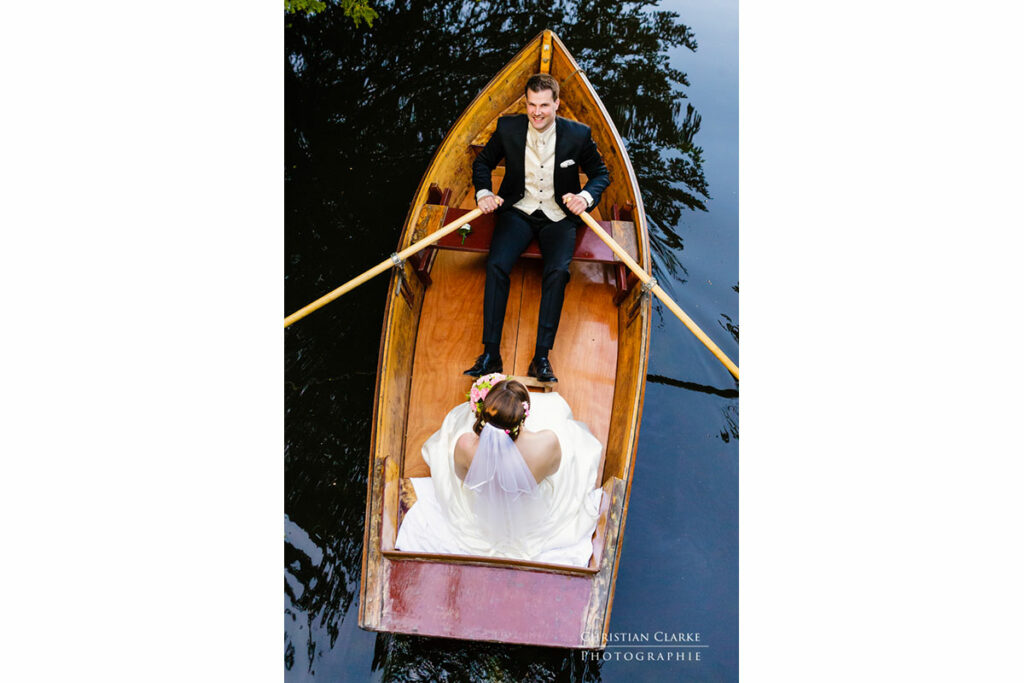 Ein Brautpaar auf dem dem Emmasee im Bürgerpark Bremen. Der Bräutigam rudert.