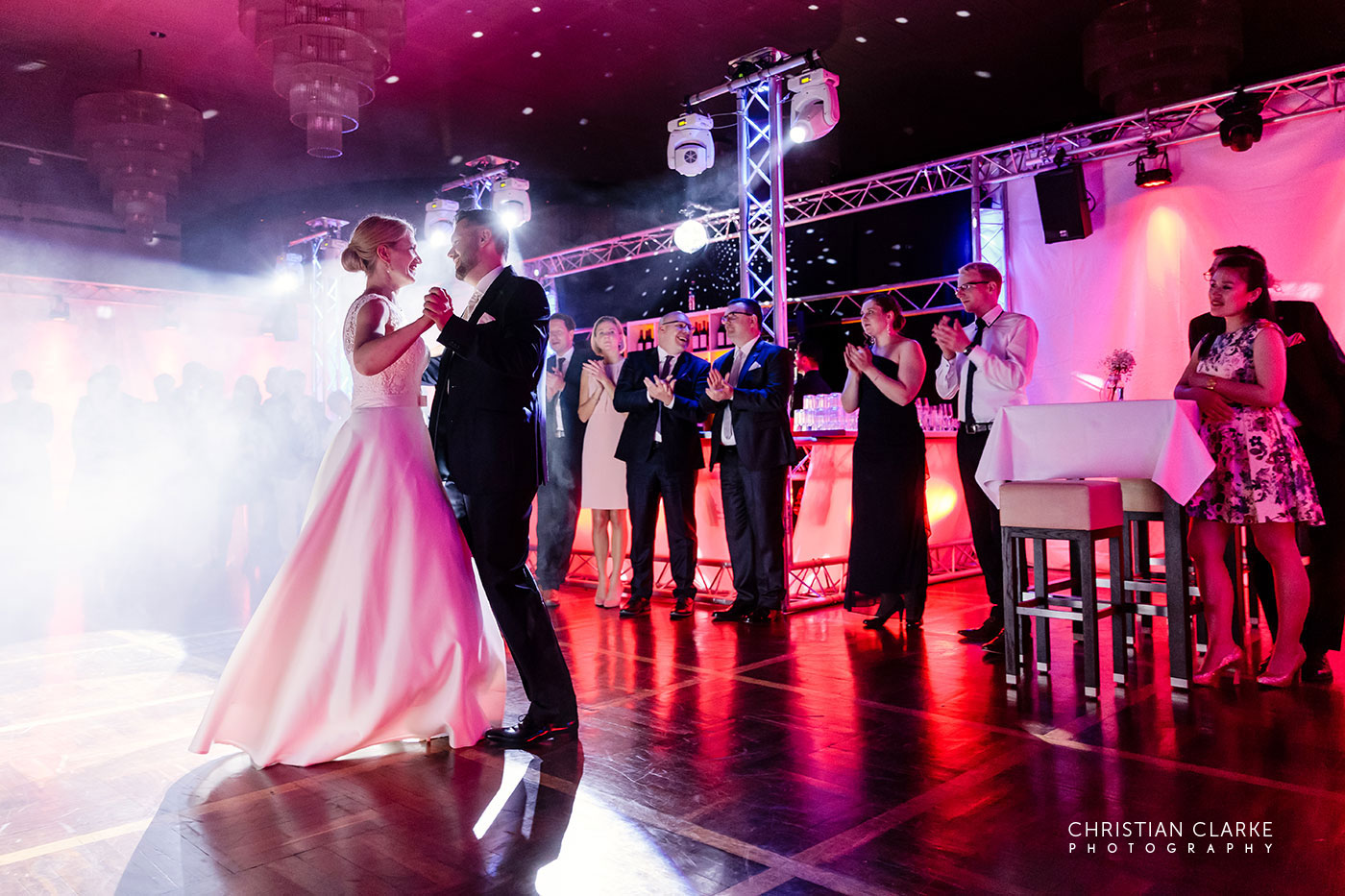 Ein Brautpaar tanzt den Hochzeitstanz im Hotel Strandlust in Bremen.