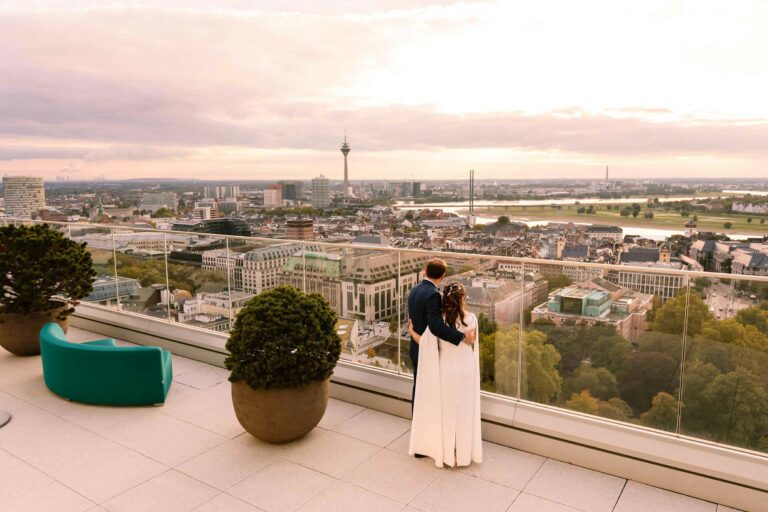 Brautpaar Dachterasse Blick über Düsseldorf