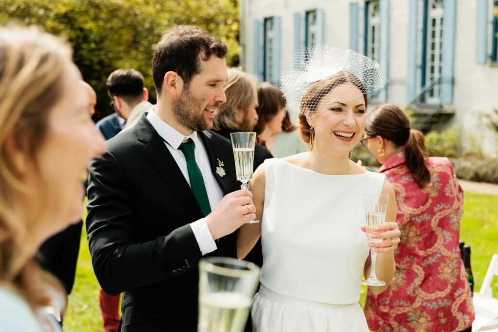 Brautpaar Empfang Nettetal-Kastell Hochzeitsgäste mit Champagner