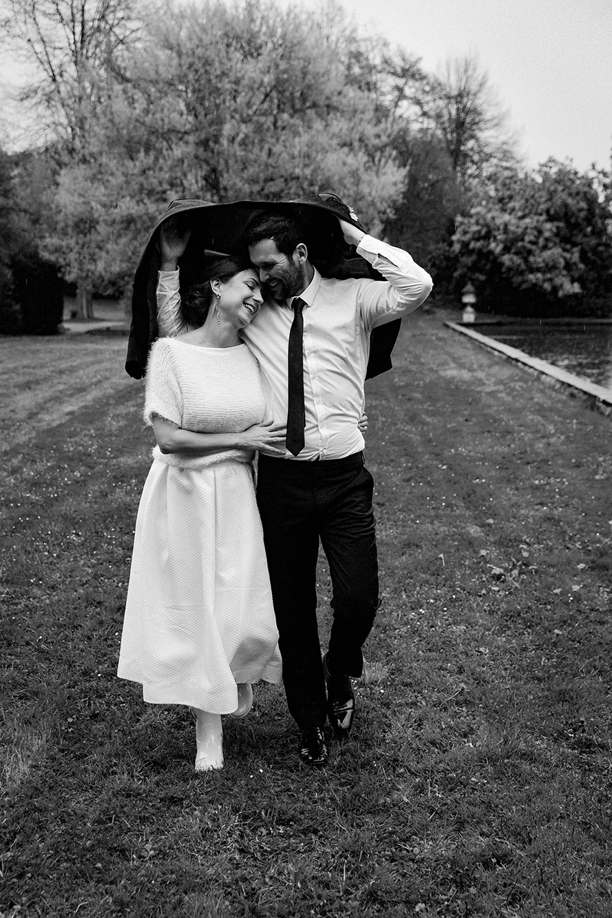 Brautpaar Regen Hochzeit Nettetal Hochzeitskleid verliebt