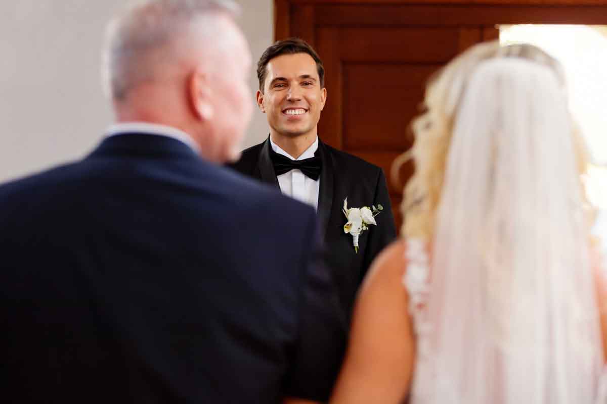 Der Bräutigam sieht zum ersten Mal seine Braut.