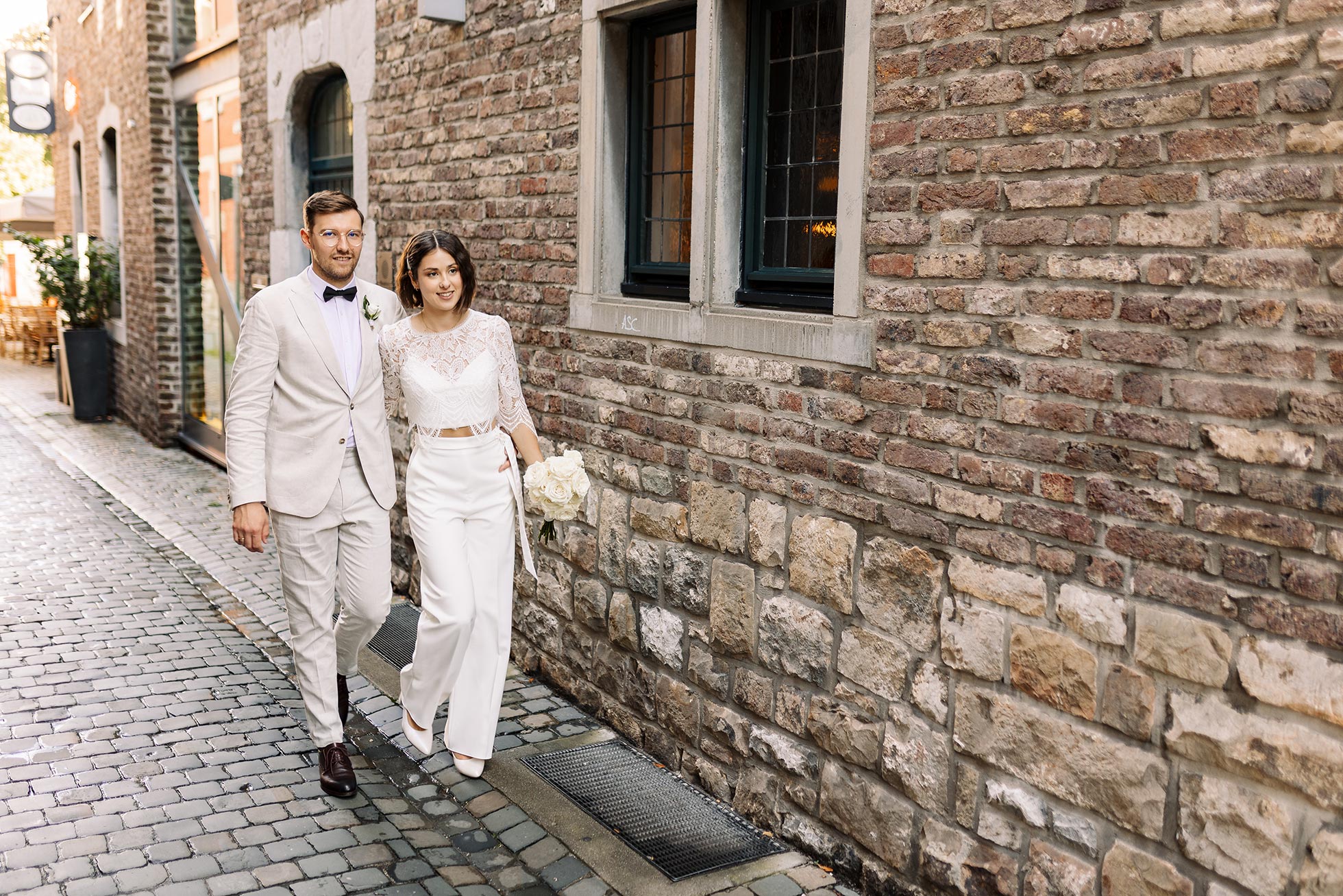 Dieses Hochzeitsfoto wurde während eines Spaziergangs in der Aachener Innenstadt gemacht.